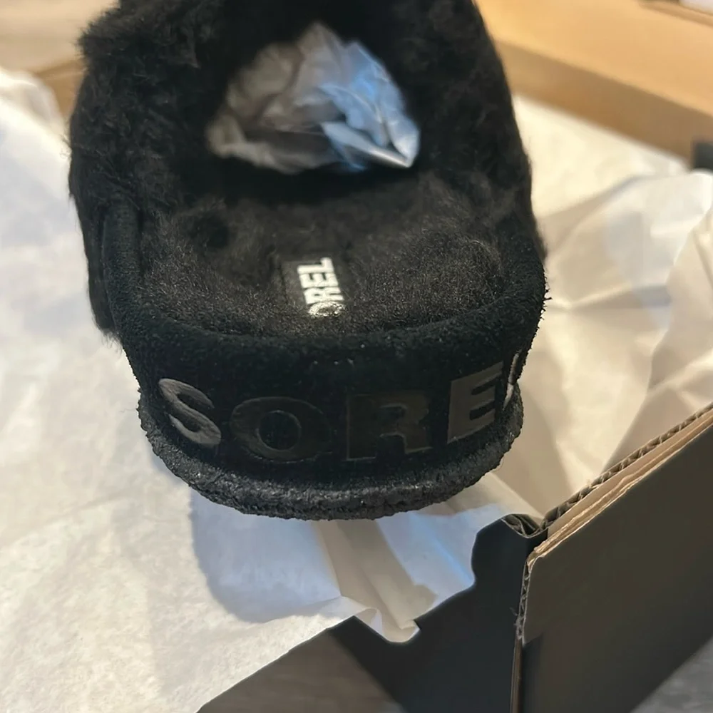 SOREL Youth Nakiska Slide II in Black and gold